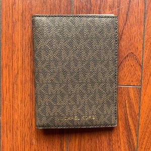 New Michael Kors Bedford Travel Passport Wallet